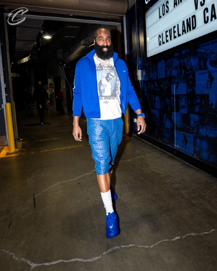 真人百家乐游戏官网-客战湖人!骑士入场穿搭:哈登蓝白配最亮眼 米切尔简约白配棕